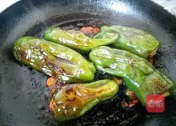 Illustration of how to make fried and stuffed green peppers 16