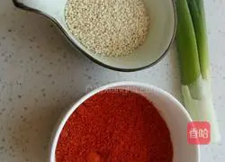 Illustration of how to make scallion oil and spicy seeds 1