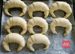 Illustration of how to make croissants 14
