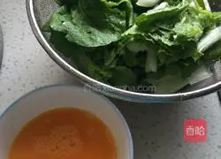 small Illustration of how to make cabbage and egg soup 3