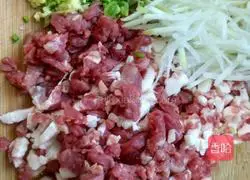 Illustration of how to make shrimp, beef and radish meatball soup 3