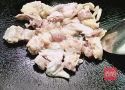 Illustration of how to make braised chicken with mushrooms 4