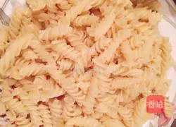 Illustration of how to make black pepper beef fillet fried pasta 1