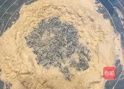 Illustration of how to make bacon, corn and onion pizza 2