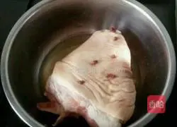 Illustration of how to make braised elbows 1