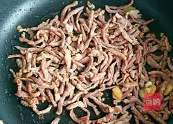 Illustration of how to make shredded pork with green onions 5