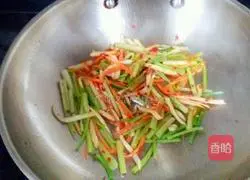 Illustration of how to make fried rice noodles with parsley 7