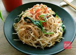 Illustration of how to fry rice noodles with oil-consuming shredded chicken 8