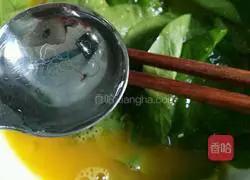 Illustration of how to make scrambled eggs with wolfberry leaves 5