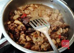 Illustration of braised chicken with mushrooms and oyster sauce 12