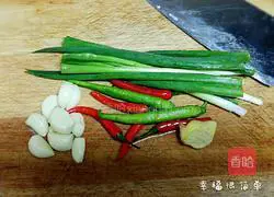 Illustration of how to make steamed Wuchang fish with peacock tail open 4