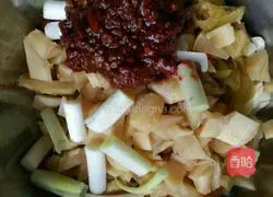 Illustration of how to make spicy and sour pickled fish 2