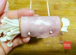 Illustration of how to make bacon enoki mushroom rolls 8