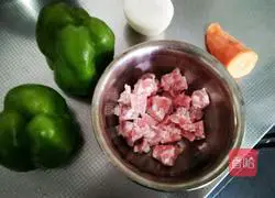 Illustration of how to make braised noodles with pork and green pepper 1