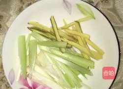 Illustration of how to stir-fry shredded pork with onions and green peppers 3