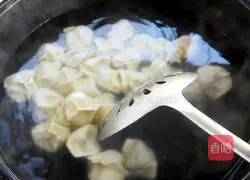 Illustration of how to make pork and leek dumplings 15