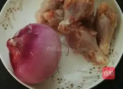 Illustration of how to braise chicken wings with onions 1