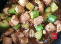 Stir-fried diced chicken in sauce.Recipe 10