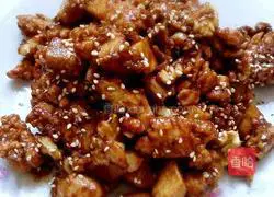 Illustration of how to make diced chicken with peach kernel sauce 5