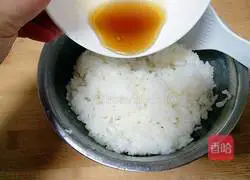 Illustration of how to make tuna, floss and kimbap 4