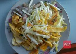 Illustration of how to make homemade shrimp spring rolls 1