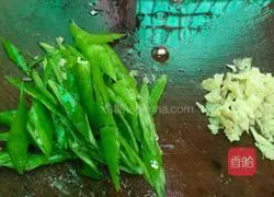 Illustration of how to make fried eggs with green pepper 1
