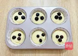 Illustration of how to make crispy blueberry muffin cake 14