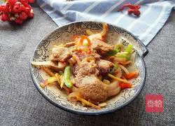 Illustration of how to stir-fry beef with onions 6