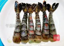 Illustration of how to make bacon prawn pizza 7 