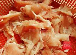 Illustration of how to make satay enoki mushroom and pork slices 1