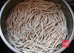 Illustration of how to make fried noodles with shredded potatoes 4