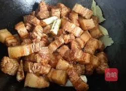 Illustration of how to make pork buns with cured sauce 2