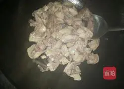 Illustration of how to make braised chestnut and yellow chicken 4