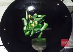 Illustration of how to make Sha Cha Beef and Stir-fried Green Pepper 4
