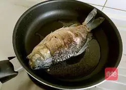 Illustration of how to cook crucian carp with green onions 7