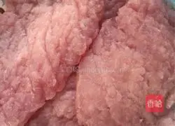 Illustration of how to make meat wrapped in lettuce 1