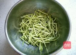 Illustration of how to make fried bacon with mud and mugwort 3