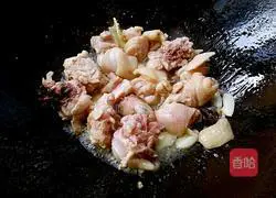 Illustration of how to make potato braised chicken 3