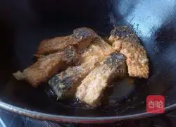 Illustration of how to make spicy fish cubes 4