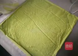 Illustration of how to make matcha mango cake roll 10