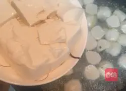 Illustration of how to make green vegetable, tofu and fish ball soup 7