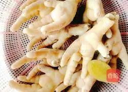 Illustration of braised chicken feet 3