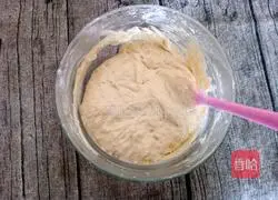 Illustration of how to make banana walnut cake 16