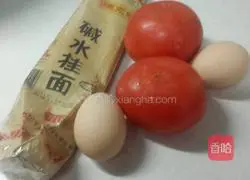 Illustration of how to make braised noodles with Western red eggs and eggs 1
