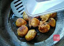 Illustration of how to stuff pork with braised oil and gluten 6