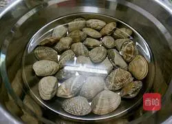 Illustration of how to cook crucian carp with clams 2