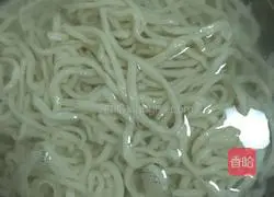 Illustration of how to make braised noodles (braised with cabbage, fungus, carrot and meat) 15