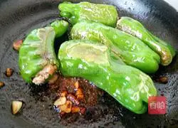 Illustration of how to make fried and stuffed green peppers 15