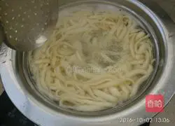 Illustration of how to make Datong knife-shaped noodles 11
