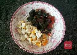 Illustration of how to roll double eggs with amaranth and tofu 2